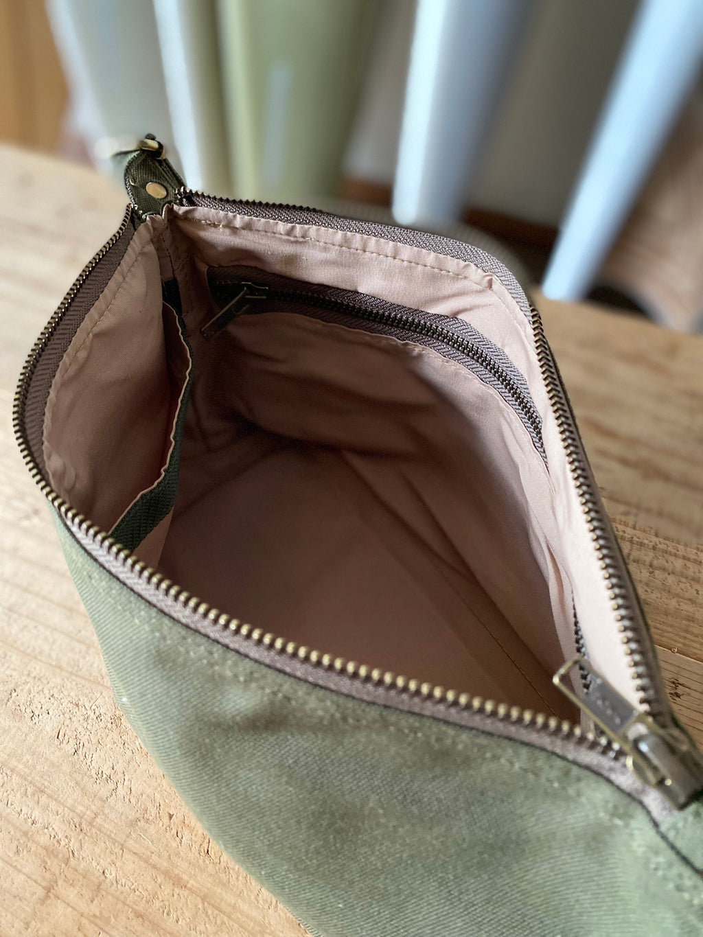 Wasabi Stand Shoulder Pouch
