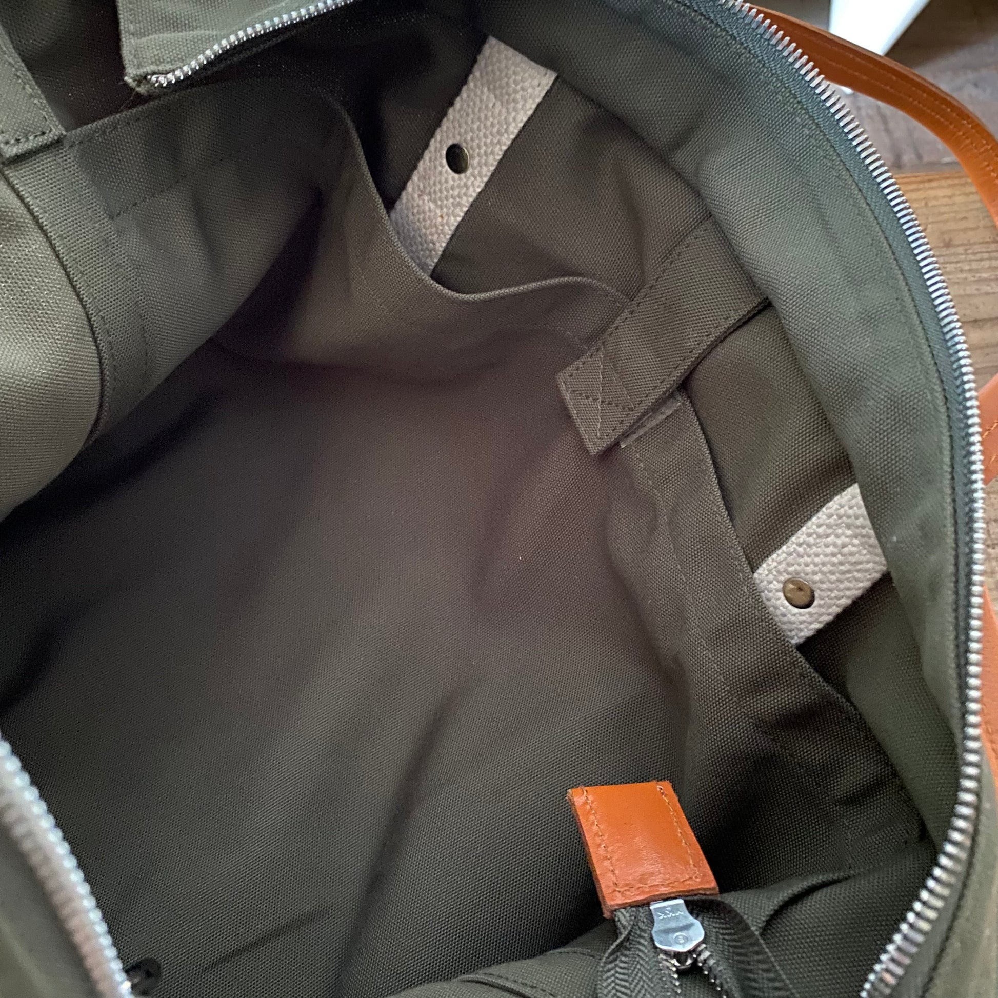 Wasabi  Leather shoulder tote olive green/20L